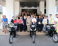 ผู้ว่าฯ สุราษฎร์ธานี มอบรางวัลแก่ผู้โชคดีจากสลากกาชาด ประจำป ... พารามิเตอร์รูปภาพ 11