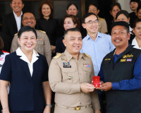 ผู้ว่าฯ สุราษฎร์ธานี มอบรางวัลแก่ผู้โชคดีจากสลากกาชาด ประจำป ... พารามิเตอร์รูปภาพ 14