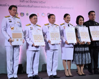 ผู้ว่าราชการจังหวัดสุราษฎร์ธานี ร่วมพิธีรับมอบแบบลายผ้าพระรา ... พารามิเตอร์รูปภาพ 9