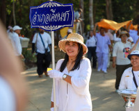 พลังศรัทธาเนืองแน่น! สุราษฎร์ธานีรวมใจเป็นหนึ่ง แห่ผ้าห่มพระ ... พารามิเตอร์รูปภาพ 1