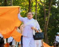 พลังศรัทธาเนืองแน่น! สุราษฎร์ธานีรวมใจเป็นหนึ่ง แห่ผ้าห่มพระ ... พารามิเตอร์รูปภาพ 27