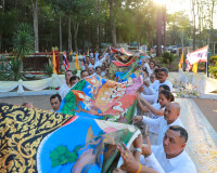 พลังศรัทธาเนืองแน่น! สุราษฎร์ธานีรวมใจเป็นหนึ่ง แห่ผ้าห่มพระ ... พารามิเตอร์รูปภาพ 77