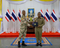 สุราษฎร์ธานีเชิดชูเกียรติผู้เสียสละ มอบ “เข็มอาสารักษาดินแดน ... พารามิเตอร์รูปภาพ 14