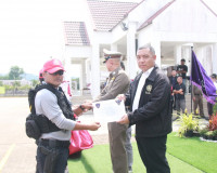 ตำรวจภูธรจังหวัดสุราษฎร์ธานีฝึกทบทวนการใช้อาวุธปืนและการเตรี ... พารามิเตอร์รูปภาพ 1