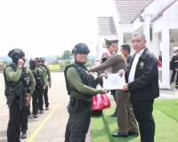 ตำรวจภูธรจังหวัดสุราษฎร์ธานีฝึกทบทวนการใช้อาวุธปืนและการเตรี ... พารามิเตอร์รูปภาพ 28