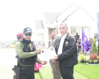 ตำรวจภูธรจังหวัดสุราษฎร์ธานีฝึกทบทวนการใช้อาวุธปืนและการเตรี ... พารามิเตอร์รูปภาพ 42