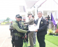 ตำรวจภูธรจังหวัดสุราษฎร์ธานีฝึกทบทวนการใช้อาวุธปืนและการเตรี ... พารามิเตอร์รูปภาพ 62