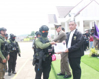 ตำรวจภูธรจังหวัดสุราษฎร์ธานีฝึกทบทวนการใช้อาวุธปืนและการเตรี ... พารามิเตอร์รูปภาพ 73