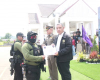 ตำรวจภูธรจังหวัดสุราษฎร์ธานีฝึกทบทวนการใช้อาวุธปืนและการเตรี ... พารามิเตอร์รูปภาพ 77