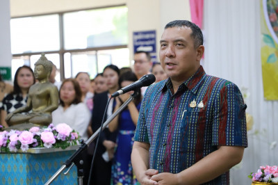 พ่อเมืองสุราษฎร์ธานีนำข้าราชการและเจ้าหน้าที่ ร่วมพิธีสรงน้ำ ... พารามิเตอร์รูปภาพ 1