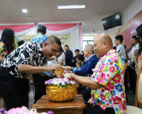 พ่อเมืองสุราษฎร์ธานีนำข้าราชการและเจ้าหน้าที่ ร่วมพิธีสรงน้ำ ... พารามิเตอร์รูปภาพ 3
