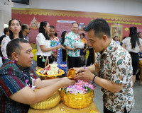 พ่อเมืองสุราษฎร์ธานีนำข้าราชการและเจ้าหน้าที่ ร่วมพิธีสรงน้ำ ... พารามิเตอร์รูปภาพ 9