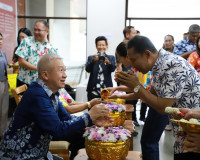 พ่อเมืองสุราษฎร์ธานีนำข้าราชการและเจ้าหน้าที่ ร่วมพิธีสรงน้ำ ... พารามิเตอร์รูปภาพ 12