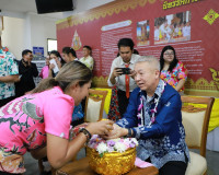 พ่อเมืองสุราษฎร์ธานีนำข้าราชการและเจ้าหน้าที่ ร่วมพิธีสรงน้ำ ... พารามิเตอร์รูปภาพ 18