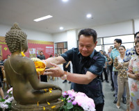 พ่อเมืองสุราษฎร์ธานีนำข้าราชการและเจ้าหน้าที่ ร่วมพิธีสรงน้ำ ... พารามิเตอร์รูปภาพ 21