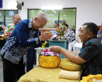 พ่อเมืองสุราษฎร์ธานีนำข้าราชการและเจ้าหน้าที่ ร่วมพิธีสรงน้ำ ... พารามิเตอร์รูปภาพ 26