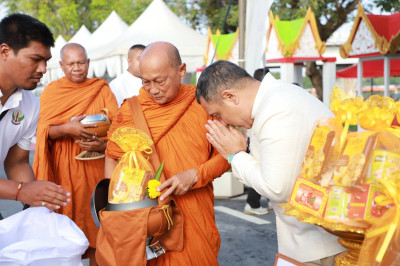 พ่อเมืองสุราษฎร์ธานี นำพุทธศาสนิกชนร่วมทำบุญตักบาตร เนื่องใน ... พารามิเตอร์รูปภาพ 1