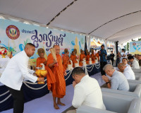 พ่อเมืองสุราษฎร์ธานี นำพุทธศาสนิกชนร่วมทำบุญตักบาตร เนื่องใน ... พารามิเตอร์รูปภาพ 2