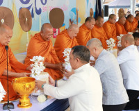พ่อเมืองสุราษฎร์ธานี นำพุทธศาสนิกชนร่วมทำบุญตักบาตร เนื่องใน ... พารามิเตอร์รูปภาพ 6