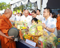 พ่อเมืองสุราษฎร์ธานี นำพุทธศาสนิกชนร่วมทำบุญตักบาตร เนื่องใน ... พารามิเตอร์รูปภาพ 8