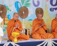 พ่อเมืองสุราษฎร์ธานี นำพุทธศาสนิกชนร่วมทำบุญตักบาตร เนื่องใน ... พารามิเตอร์รูปภาพ 10