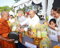 พ่อเมืองสุราษฎร์ธานี นำพุทธศาสนิกชนร่วมทำบุญตักบาตร เนื่องใน ... พารามิเตอร์รูปภาพ 11