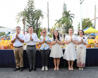 พ่อเมืองสุราษฎร์ธานี นำพุทธศาสนิกชนร่วมทำบุญตักบาตร เนื่องใน ... พารามิเตอร์รูปภาพ 15