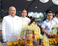 พ่อเมืองสุราษฎร์ธานี นำพุทธศาสนิกชนร่วมทำบุญตักบาตร เนื่องใน ... พารามิเตอร์รูปภาพ 16