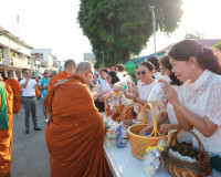พ่อเมืองสุราษฎร์ธานี นำพุทธศาสนิกชนร่วมทำบุญตักบาตร เนื่องใน ... พารามิเตอร์รูปภาพ 20