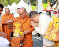 พ่อเมืองสุราษฎร์ธานี นำพุทธศาสนิกชนร่วมทำบุญตักบาตร เนื่องใน ... พารามิเตอร์รูปภาพ 24