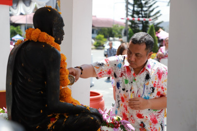 สุราษฎร์ธานี เปิดงานมหาสงกรานต์ 2569 ผู้ว่าฯ นำสรงน้ำพระ–รดน ... พารามิเตอร์รูปภาพ 1