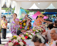 สุราษฎร์ธานี เปิดงานมหาสงกรานต์ 2569 ผู้ว่าฯ นำสรงน้ำพระ–รดน ... พารามิเตอร์รูปภาพ 17