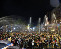 อลังการรับสงกรานต์! พ่อเมืองสุราษฎร์ธานี เปิดงาน ‘สงกรานต์มห ... พารามิเตอร์รูปภาพ 1