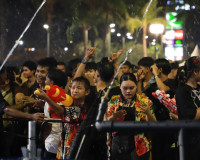 อลังการรับสงกรานต์! พ่อเมืองสุราษฎร์ธานี เปิดงาน ‘สงกรานต์มห ... พารามิเตอร์รูปภาพ 7