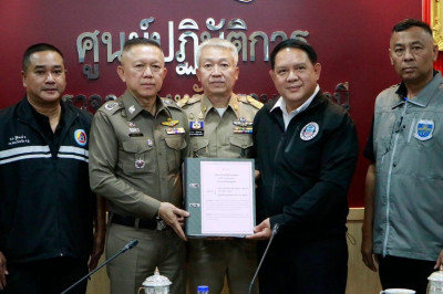 รองผู้ว่าราชการจังหวัดสุราษฎร์ธานี ร่วมรับมอบสำนวนคดีกักตุนน ... พารามิเตอร์รูปภาพ 1