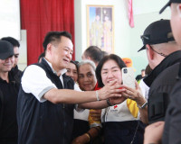 นายกรัฐมนตรีและ รมว.มหาดไทย บินด่วนสุราษฎร์ธานีติดตามการแก้ไ ... พารามิเตอร์รูปภาพ 13