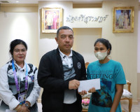 ผู้ว่าฯ สุราษฎร์ธานี มอบเงินปลอบขวัญแก่ผู้ได้รับบาดเจ็บจากกา ... พารามิเตอร์รูปภาพ 3
