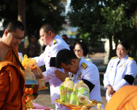 จังหวัดสุราษฏร์ธานีประกอบพิธีสวดพระพุทธมนต์และทำบุญตักบาตรถว ... พารามิเตอร์รูปภาพ 32