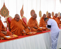 จังหวัดสุราษฎร์ธานีจัดพิธีเจริญพระพุทธมนต์และทำบุญตักบาตรถวา ... พารามิเตอร์รูปภาพ 6