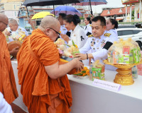 จังหวัดสุราษฎร์ธานีจัดพิธีเจริญพระพุทธมนต์และทำบุญตักบาตรถวา ... พารามิเตอร์รูปภาพ 8