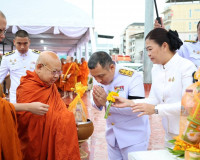 จังหวัดสุราษฎร์ธานีจัดพิธีเจริญพระพุทธมนต์และทำบุญตักบาตรถวา ... พารามิเตอร์รูปภาพ 15