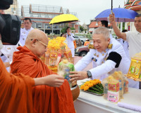 จังหวัดสุราษฎร์ธานีจัดพิธีเจริญพระพุทธมนต์และทำบุญตักบาตรถวา ... พารามิเตอร์รูปภาพ 22