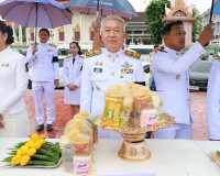 จังหวัดสุราษฎร์ธานีจัดพิธีเจริญพระพุทธมนต์และทำบุญตักบาตรถวา ... พารามิเตอร์รูปภาพ 24