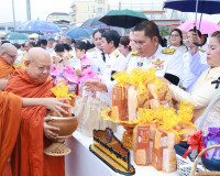 จังหวัดสุราษฎร์ธานีจัดพิธีเจริญพระพุทธมนต์และทำบุญตักบาตรถวา ... พารามิเตอร์รูปภาพ 27