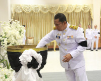 จังหวัดสุราษฎร์ธานีจัดพิธีถวายน้ำสรงพระศพเบื้องหน้าพระรูป สม ... พารามิเตอร์รูปภาพ 10