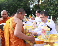 จังหวัดสุราษฎร์ธานีจัดพิธีบำเพ็ญกุศลและทำบุญตักบาตร ในวาระคร ... พารามิเตอร์รูปภาพ 4