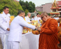 จังหวัดสุราษฎร์ธานีจัดพิธีบำเพ็ญกุศลและทำบุญตักบาตร ในวาระคร ... พารามิเตอร์รูปภาพ 37