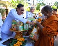 จังหวัดสุราษฎร์ธานีจัดพิธีเจริญพระพุทธมนต์และทำบุญตักบาตรถวา ... พารามิเตอร์รูปภาพ 19