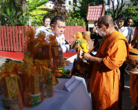 จังหวัดสุราษฎร์ธานีจัดพิธีเจริญพระพุทธมนต์และทำบุญตักบาตรถวา ... พารามิเตอร์รูปภาพ 25
