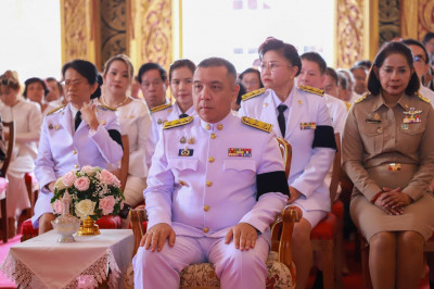 พระบาทสมเด็จพระเจ้าอยู่หัว พระราชทานผ้าไตร เนื่องในพิธีทำบุญ ... พารามิเตอร์รูปภาพ 1